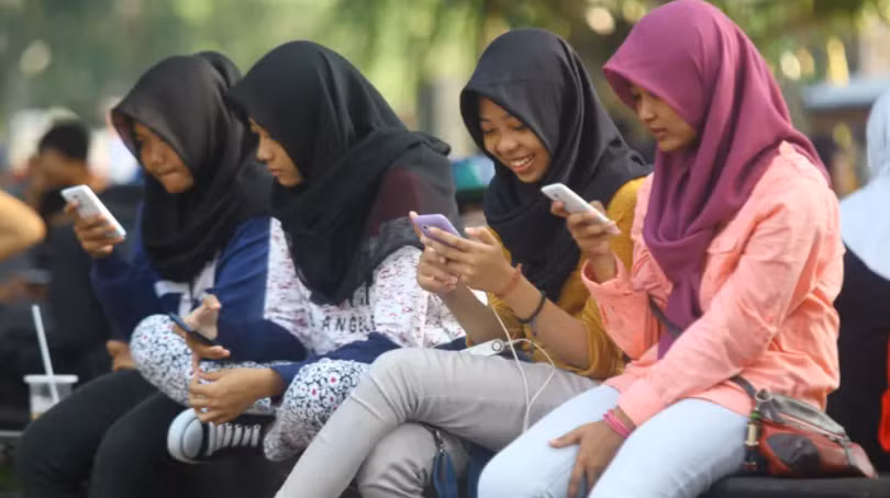 Người dân sử dụng smartphone tại Surakarta, Indonesia (Ảnh: Getty)