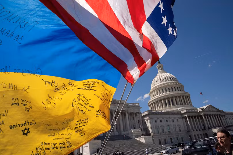Những người ủng hộ Ukraine tuần hành bên ngoài Điện Capitol ở Mỹ ngày 20/4/2024 (Ảnh: Reuters)