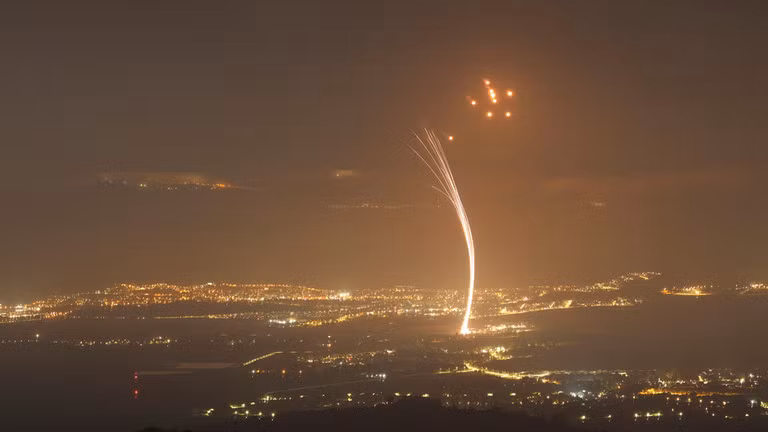 Tên lửa bắn từ miền nam Lebanon bị hệ thống phòng không Iron Dome của Israel đánh chặn trên vùng Thượng Galilee ở miền bắc Israel vào ngày 15/7 (Ảnh: AFP)