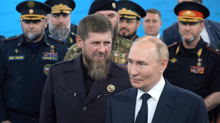 Tổng thống Nga Vladimir Putin và ông Ramzan Kadyrov thị sát lực lượng đặc nhiệm ở Gudermes, Cộng hòa Chechnya, Nga ngày 20/8 (Ảnh: Sputnik)