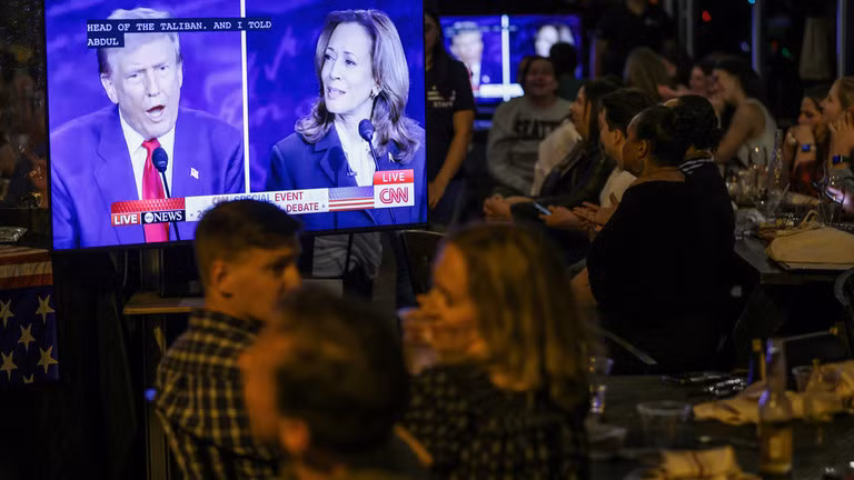Người Mỹ theo dõi cuộc tranh luận đầu tiên giữa ông Donald Trump và ông Kamala Harris (Ảnh: Getty)