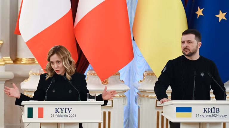 Thủ tướng Italy Giorgia Meloni và nhà lãnh đạo Ukraine Vladimir Zelensky tổ chức họp báo ở Kiev ngày 24/2 (Ảnh: Getty)