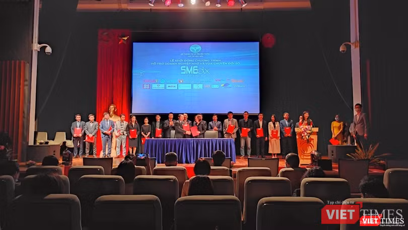 Toàn cảnh lễ khai mạc chương trình.