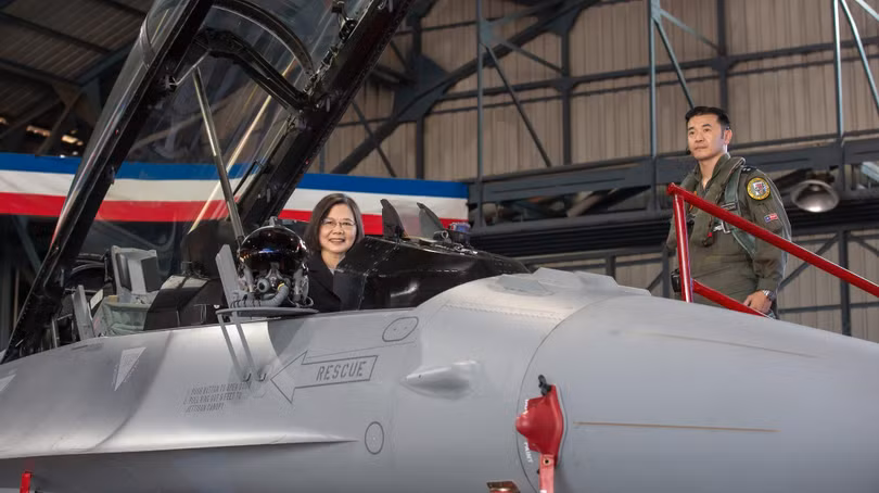 Lãnh đạo Đài Loan Thái Anh Văn trong buổi lễ ra mắt phi đội F-16V hôm 18/11 (Ảnh: Twitter)