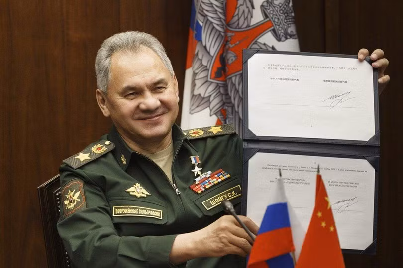 Bộ trưởng Quốc phòng Nga Sergei Shoigu ký lộ trình tăng cường hợp tác quân sự với Trung Quốc (Ảnh: AP)