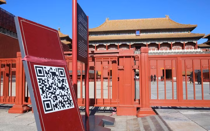 Một tấm biển yêu cầu quét mã QR để báo cáo thông tin y tế trước Tử cấm thành (Ảnh: Yomiuri Shimbun) Một tấm biển yêu cầu quét mã QR để báo cáo thông tin y tế trước Tử cấm thành (Ảnh: Yomiuri Shimbun)