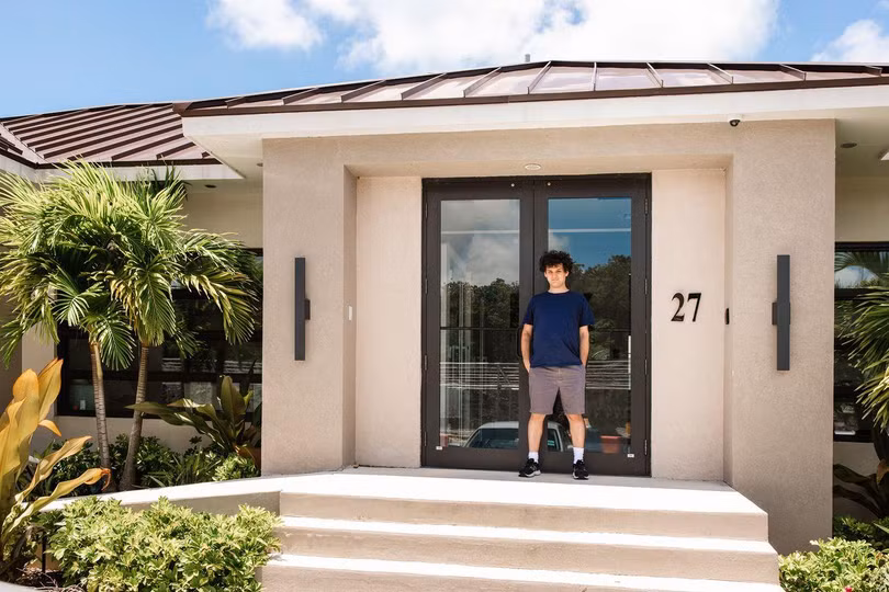 Sam Bankman-Fried đứng trước trụ sở của FTX tại Bahamas trong tháng trước (Ảnh: WSJ)