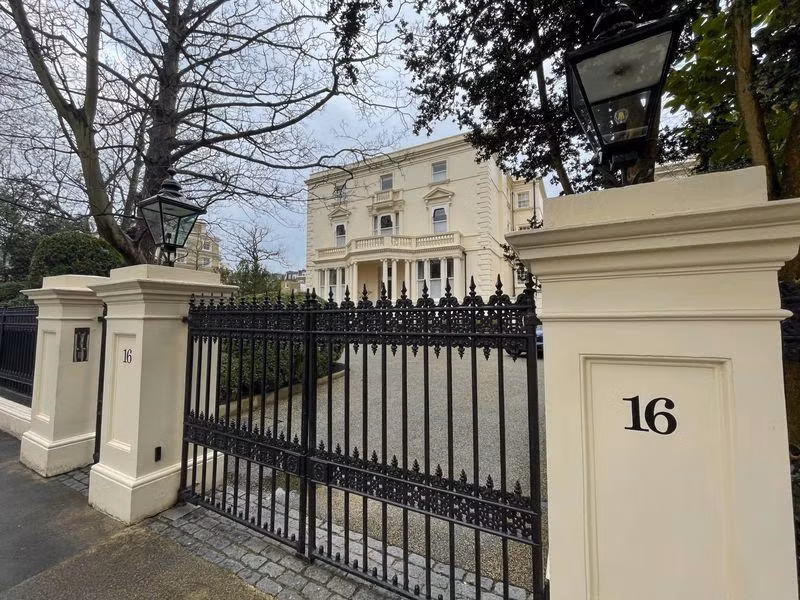 Ngôi biệt thự của Abramovich ở quận Kensington, London (Ảnh: Bloomberg) Ngôi biệt thự của Abramovich ở quận Kensington, London (Ảnh: Bloomberg)