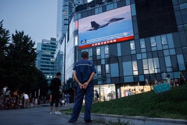 Truyền hình Trung Quốc đưa tin về một chiến đấu cơ của họ bay sát Đài Loan (Ảnh: Reuters)