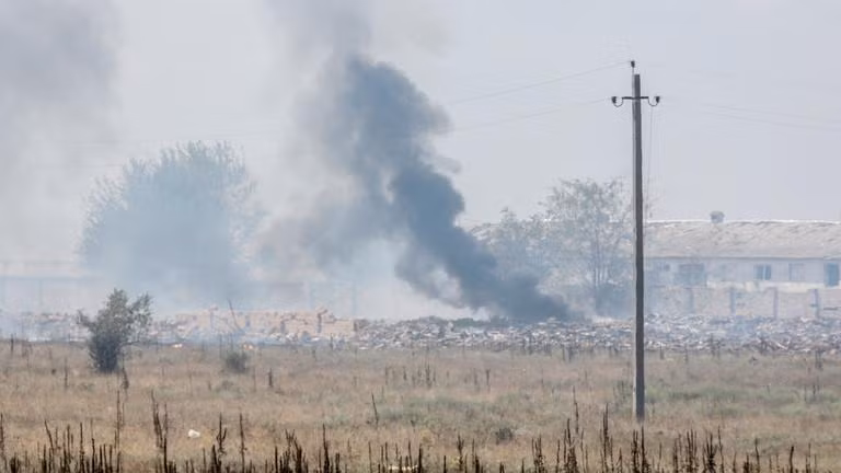 Khói bốc lên từ một kho đạn dược tại làng Mayskoye, Crimea ngày 16/8 (Ảnh: AFP)