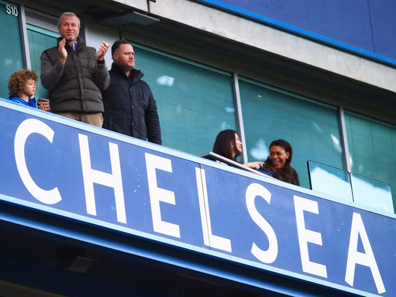 Roman Abramovich đứng vỗ tay trên khán đài trong một trận đấu của Chelsea ở sân Stamford Bridge, London (Ảnh: Getty) Roman Abramovich đứng vỗ tay trên khán đài trong một trận đấu của Chelsea ở sân Stamford Bridge, London (Ảnh: Getty)