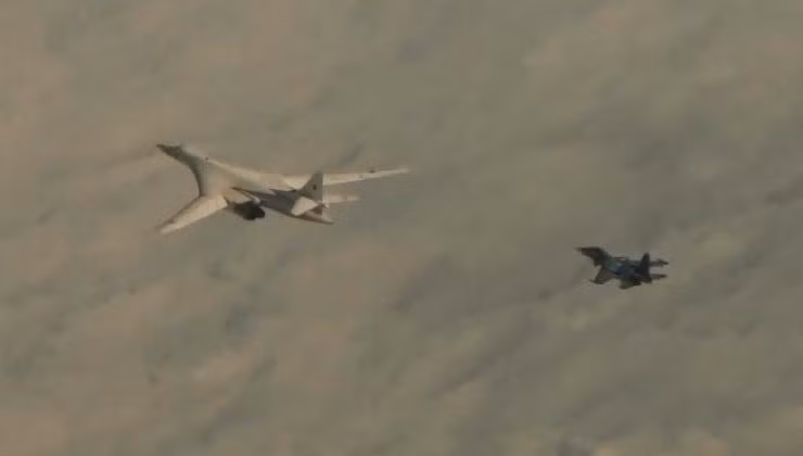 Su-30SM hộ tống máy bay ném bom chiến lược Tu-160 của Nga (Ảnh: MW) Su-30SM hộ tống máy bay ném bom chiến lược Tu-160 của Nga (Ảnh: MW)