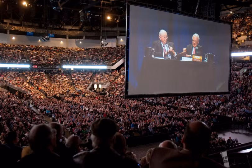 Charlie Munger, trái, và Warren Buffett được chiếu trên màn hình lớn tại cuộc họp cổ đông thường niên của Berkshire Hathaway năm 2009 (Ảnh: AP)