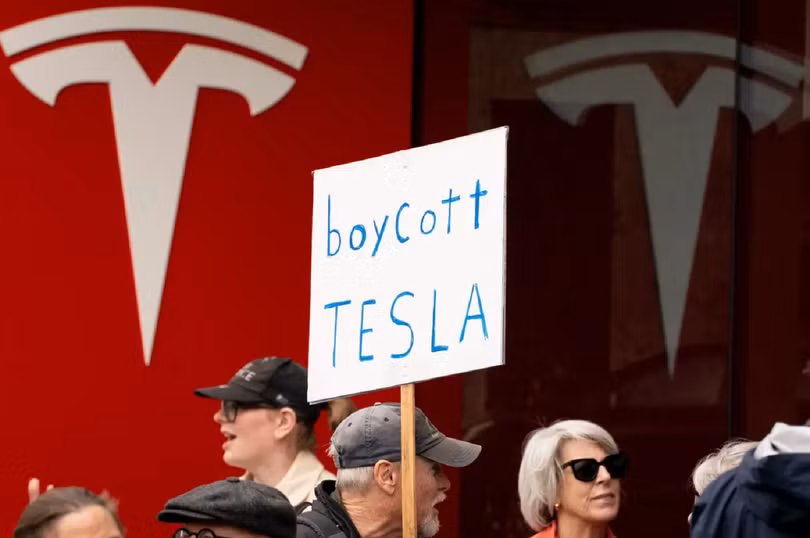 Những người biểu tình phản đối Elon Musk và Tesla ở Seattle, Mỹ vào tháng trước. Ảnh: Getty.