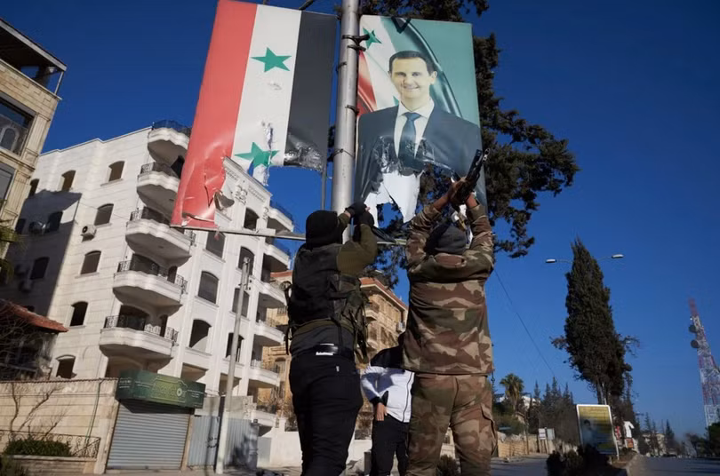 Lực lượng nổi dậy chiếm thủ đô Damascus hôm 8/12 mở đầu cho cuộc xâu xé Syria của các thế lực phức tạp. Ảnh: EPA.