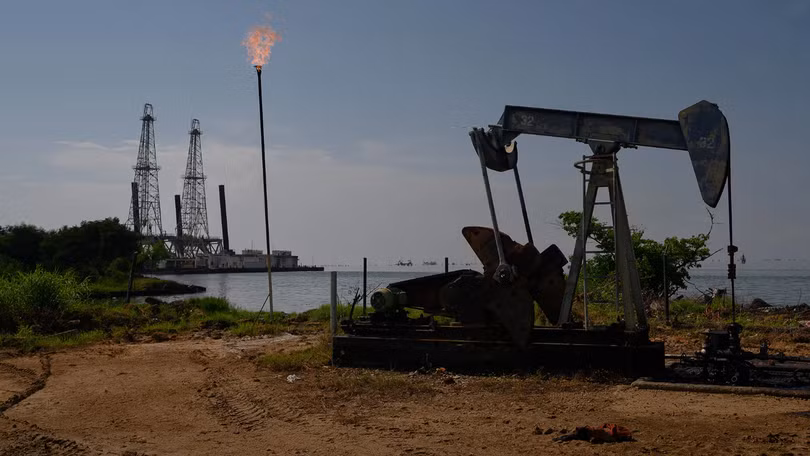 Một trạm bơm dầu của công ty Petroleos de Venezuela SA (PDVSA) trên hồ Maracaibo ở Cabimas, bang Zulia, Venezuela. Ảnh: Getty.