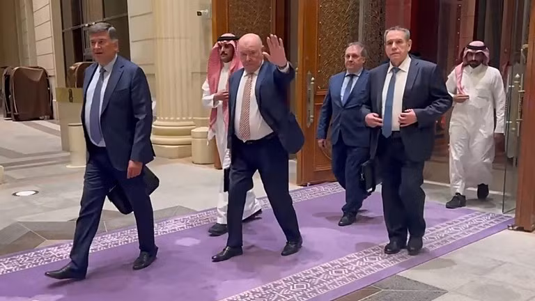 Phái đoàn Nga xuất hiện sau cuộc đàm phán Mỹ-Nga tại Riyadh, Arab Saudi ngày 24/3. Ảnh: Sputnik.