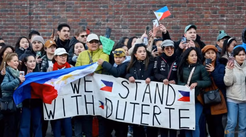 Những người ủng hộ cựu Tổng thống Philippines Rodrigo Duterte chờ ông đến nhà giam Scheveningen sau khi ông bị bắt theo yêu cầu của Tòa án Hình sự Quốc tế tại The Hague, Hà Lan, ngày 12/3. Ảnh: Reuters.