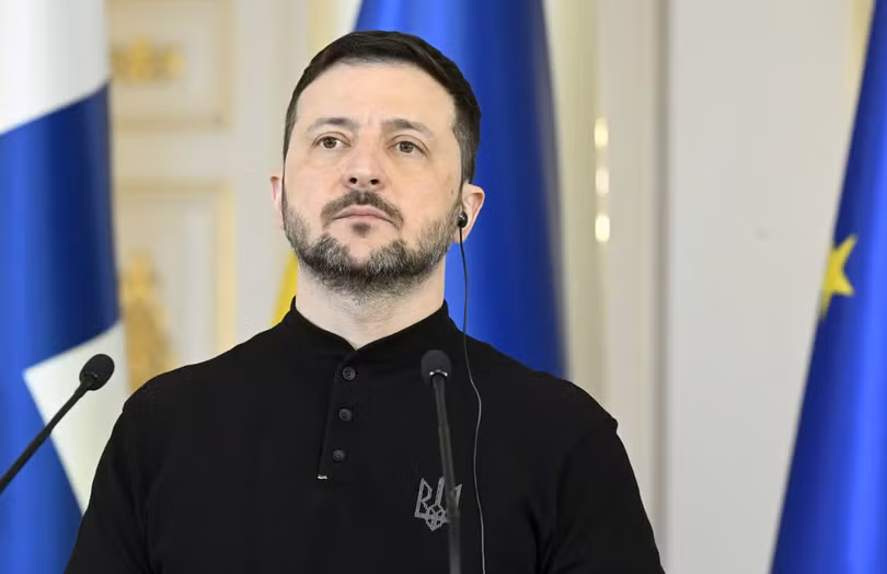 Tổng thống Ukraine Volodymyr Zelensky chủ yếu mặc quần ống rộng màu đen, xám hoặc kaki, giày bốt, áo nỉ và áo polo có trang trí biểu tượng quốc gia Ukraine. Ảnh: AFP.