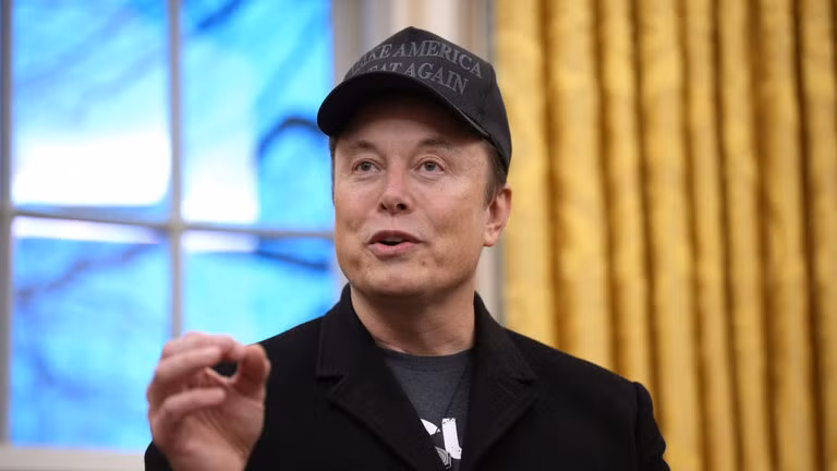 Tỷ phú Elon Musk xuất hiện cùng Tổng thống Mỹ Donald tại Phòng Bầu dục ở Nhà Trắng vào ngày 11/2. Ảnh: Getty.