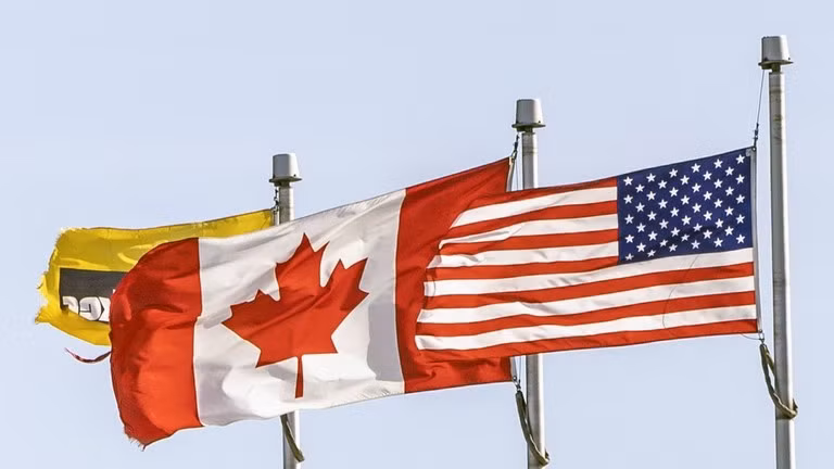 Quốc kỳ Canada và Mỹ tại Milton, Ontario, Canada vào ngày 7/3. Ảnh: Getty.