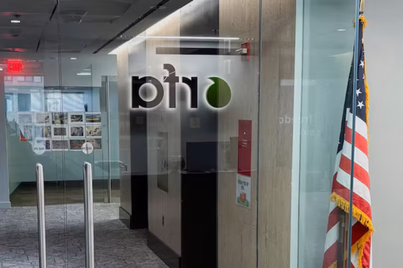 Một góc nhìn cho thấy cánh cửa dẫn đến văn phòng của Đài phát thanh Châu Á Tự do (RFA). Ảnh: Reuters.