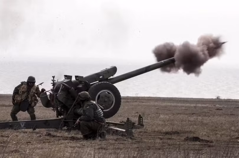 Tiểu đoàn Azov của Ukraine đang tổ chức huấn luyện pháo binh tại làng Urzuf ở miền Đông Ukraine ngày 19/3/2015. Ảnh: Reuters.