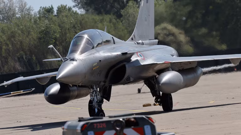 Một máy bay chiến đấu Dassault Rafale bay ra khỏi Căn cứ Không quân 701 Ecole de L’Air vào ngày 11/5/2022 tại Salon-de-Provence, Pháp. Ảnh: Getty.
