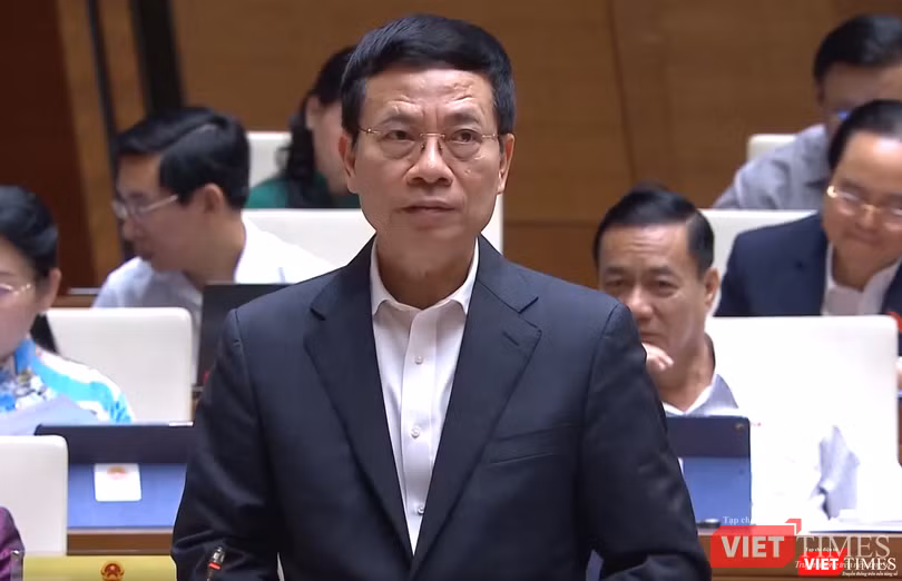 Bộ trưởng Bộ TT&TT Nguyễn Mạnh Hùng trả lời chất vấn tại cuộc họp Quốc hội. Bộ trưởng Bộ TT&TT Nguyễn Mạnh Hùng trả lời chất vấn tại cuộc họp Quốc hội.
