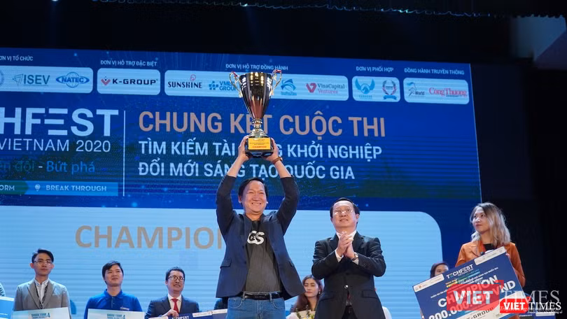 Đội thi đạt danh hiệu quán quân cuộc thi “Tìm kiếm tài năng khởi nghiệp ĐMST quốc gia”. Đội thi đạt danh hiệu quán quân cuộc thi “Tìm kiếm tài năng khởi nghiệp ĐMST quốc gia”.
