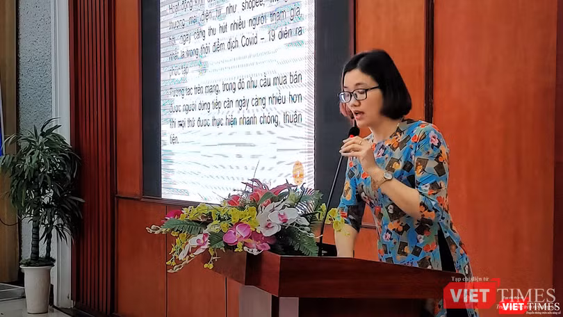ThS. Nguyễn Thị Vân Trang thuyết trình về nghiên cứu tại Hội thảo. ThS. Nguyễn Thị Vân Trang thuyết trình về nghiên cứu tại Hội thảo.