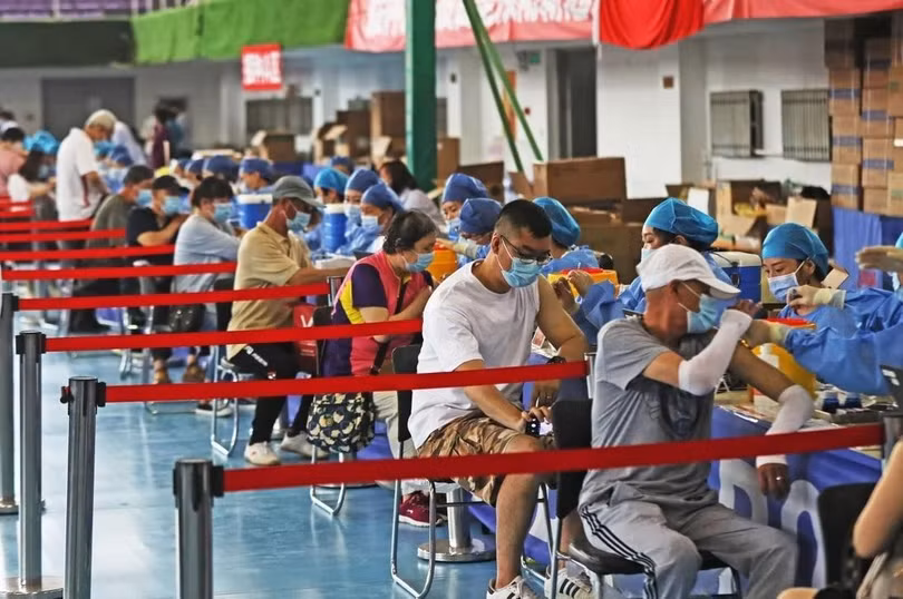 Người dân ở Liêu Ninh, Trung Quốc đi tiêm vaccine ngừa COVID-19 trong tháng 6 vừa qua (Ảnh: Xinhua)