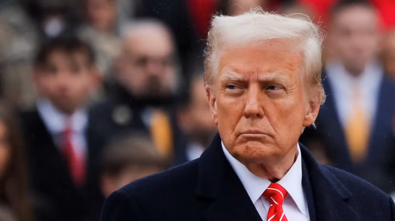 Tổng thống đắc cử Donald Trump tham dự lễ đặt vòng hoa tại Nghĩa trang Quốc gia Arlington ở Arlington, Virginia, hôm 19/1. Ảnh: Reuters.