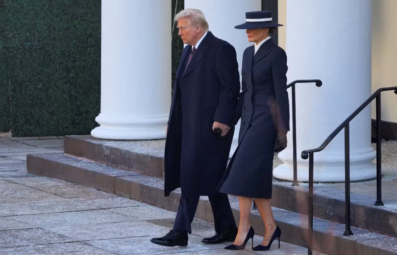Bà Melania Trump đến Nhà thờ St. John cùng chồng, Donald Trump, trong chiếc áo khoác của nhà thiết kế Adam Lippes và chiếc mũ boater giản dị. Ảnh: Reuters.
