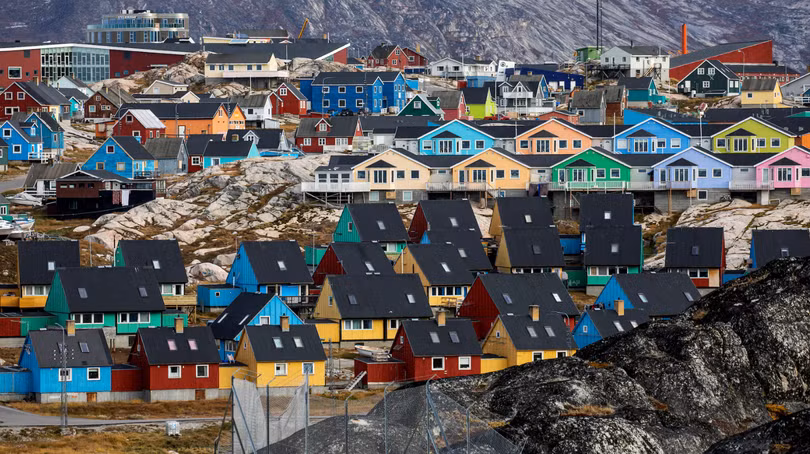 Những ngôi nhà nhiều màu sắc ở Nuuk, Greenland. Ảnh: Reuters.
