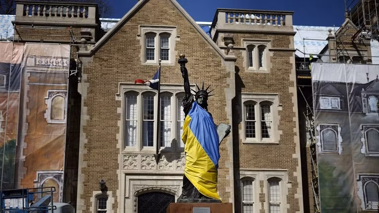 Một bản sao nhỏ của Tượng Nữ thần Tự do treo cờ Ukraine trước dinh thự của đại sứ Pháp tại Washington, DC. Ảnh: Getty.