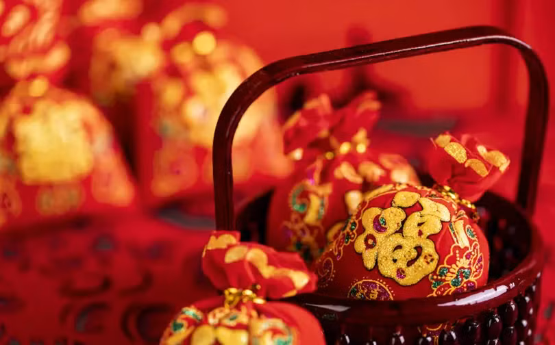 Mặc dù xu hướng tặng quà ngày Tết đã có sự thay đổi, nhưng các giá trị truyền thống vẫn được giữ vững. Ảnh: Getty.