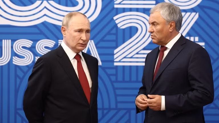 Tổng thống Nga Vladimir Putin và Chủ tịch Duma Quốc gia Vyacheslav Volodin tại Diễn đàn Nghị viện BRICS lần thứ 10 ở Saint Petersburg. Ảnh: Sputnik.