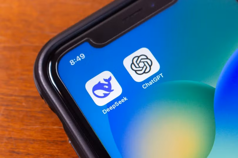 Biểu tượng của DeepSeek và ChatGPT được nhìn thấy trên màn hình iPhone. Deepseek đang tìm cách cạnh tranh với ứng dụng đối thủ đến từ Mỹ. Ảnh: Shutterstock.