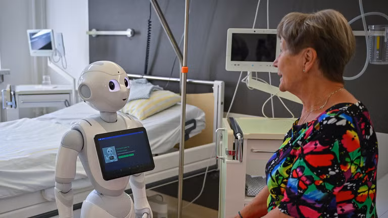 Sự tương tác trực tiếp giữa bệnh nhân mô phỏng và robot được thử nghiệm tại bệnh viện Carl-Thiem-Klinikum Cottbus ở Đức. Ảnh: Getty.