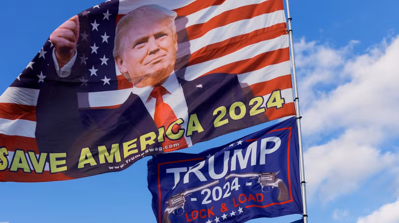 Những người ủng hộ Tổng thống đắc cử Donald Trump vẫy cờ ủng hộ ông bên ngoài dinh thự của ông ở Mar-a-Lago, West Palm Beach, Florida vào tháng 12/2024. Ảnh: NYTimes.