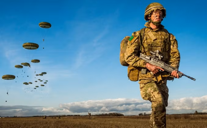 Trung đoàn nhảy dù của Quân đội Anh tập trận tại Estonia. Ảnh: MW.