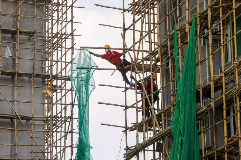 Chính quyền đã áp dụng thời hạn chót là cuối ngày 6/12 để tháo dỡ lưới giàn giáo. Ảnh: SCMP.