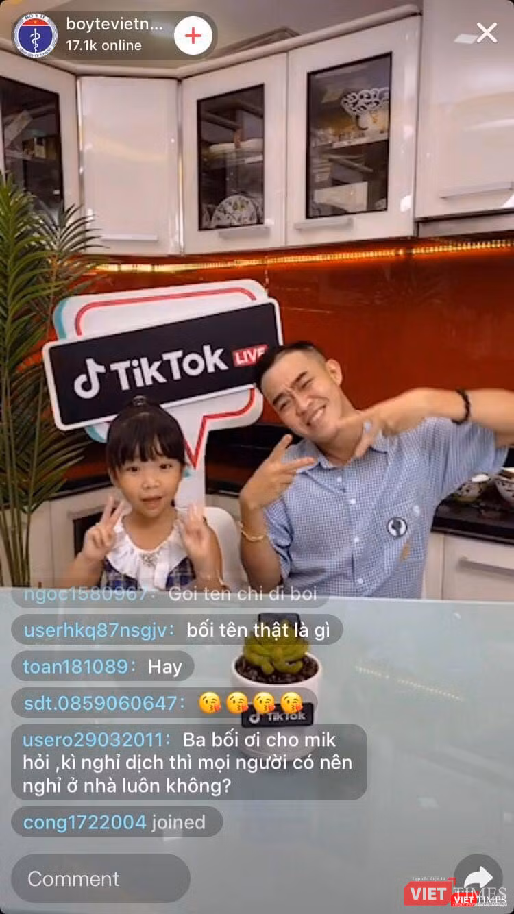 “Ba và Bối" trong buổi chia sẻ trên TikTok. “Ba và Bối" trong buổi chia sẻ trên TikTok.