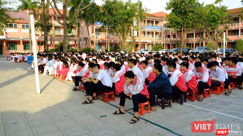 Học sinh trường THPT chuyên Lê Quý Đôn, Quảng Trị tham dự lễ khai mạc cuộc thi. Học sinh trường THPT chuyên Lê Quý Đôn, Quảng Trị tham dự lễ khai mạc cuộc thi.