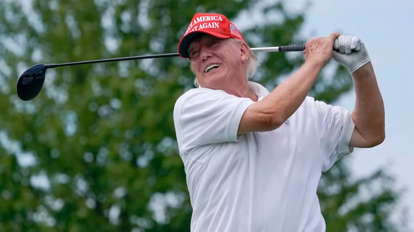 Ông Donald Trump chơi golf ở bang New Jersey vào ngày 28/7/2022 (Ảnh: AP)
