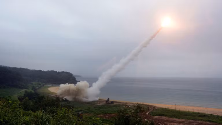 Tên lửa ATACMS được phóng trong cuộc tập trận chung giữa Mỹ và Hàn Quốc (Ảnh: Getty)