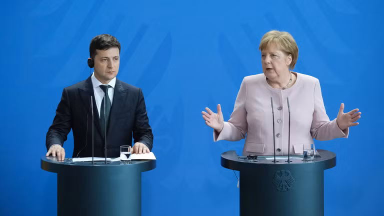 Tổng thống Ukraine Vladimir Zelensky và Thủ tướng Đức lúc bấy giờ Angela Merkel. Ảnh: Getty.
