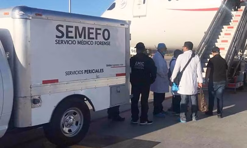 Nhân viên pháp y Mexico có mặt trên chuyến bay phải hạ cánh khẩn (Ảnh: Guardian)