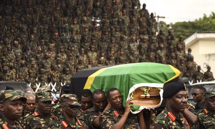 Lực lượng Phòng vệ Nhân dân Tanzania (TPDF) khiêng linh cứu cố tổng thống John Magufuli trong quốc tang tại sân vận động Uhuru ở Dar es Salaam hôm 20/3. Ảnh: AFP.